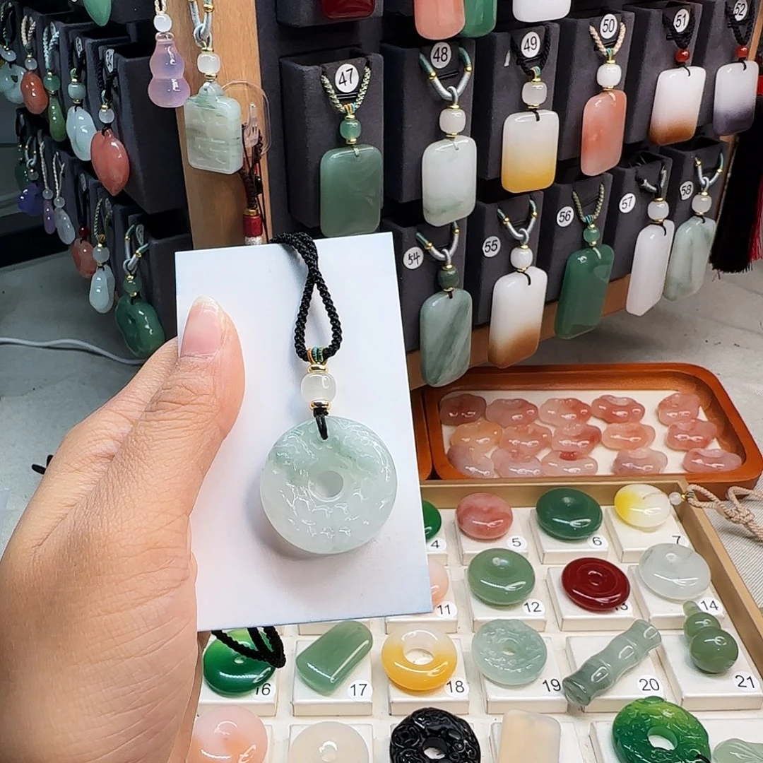 石英质玉未镶嵌颈饰