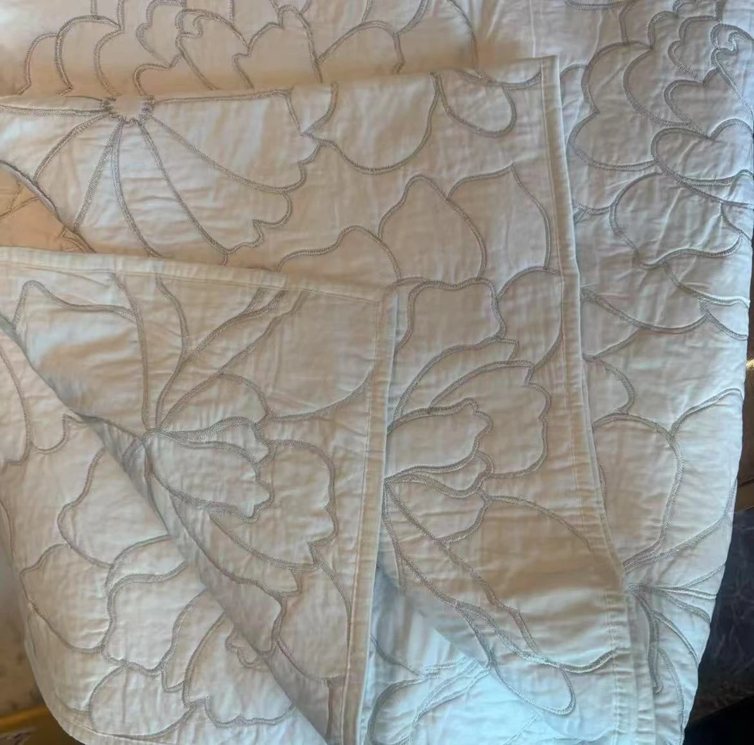 【小燕子】夹棉透气牡丹花刺绣纯色床盖双面棉花四季通用绗缝一等品