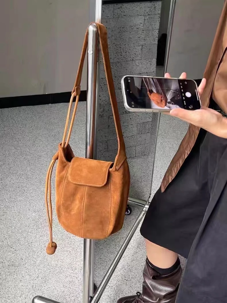 麂皮绒包包女式2025新款潮秋冬小众单肩腋下包精致通勤斜挎水桶包