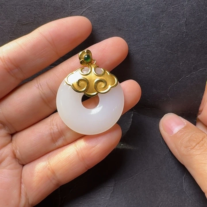 和田玉18K金镶嵌颈饰