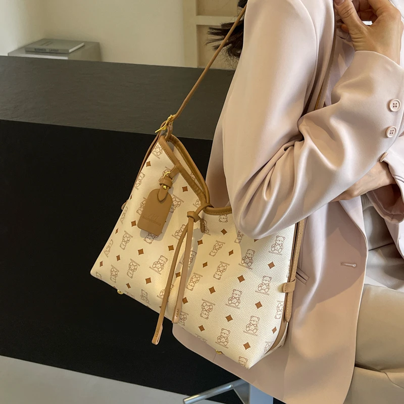 卡通小熊印花托特包2025新款女大学生上课书包时尚大容量腋下包