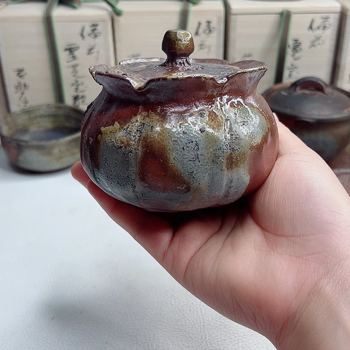 杯备前烧，手捻小罐子，盖子会滑动