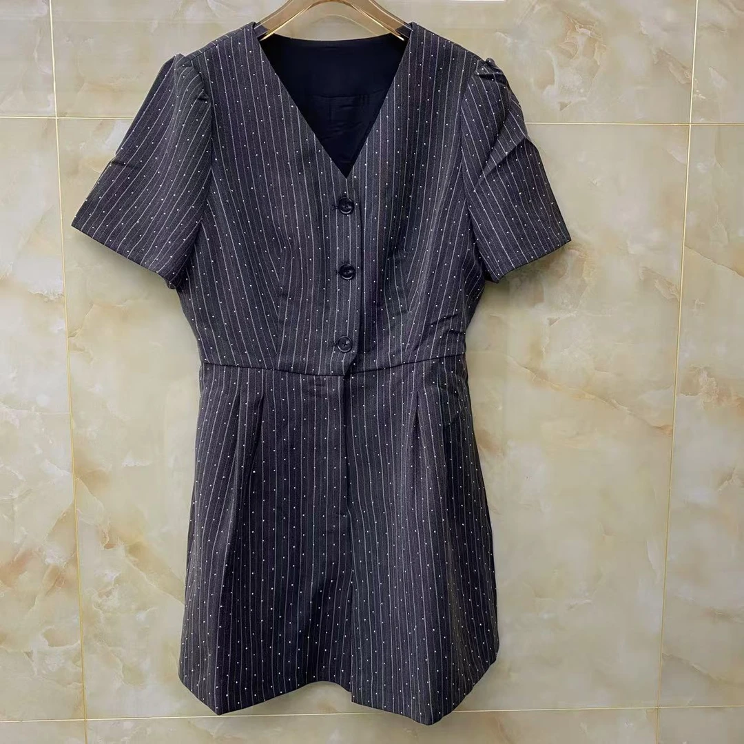 273066法式连体短裤女新款别致显瘦v领高级感小个子气质连衣裤