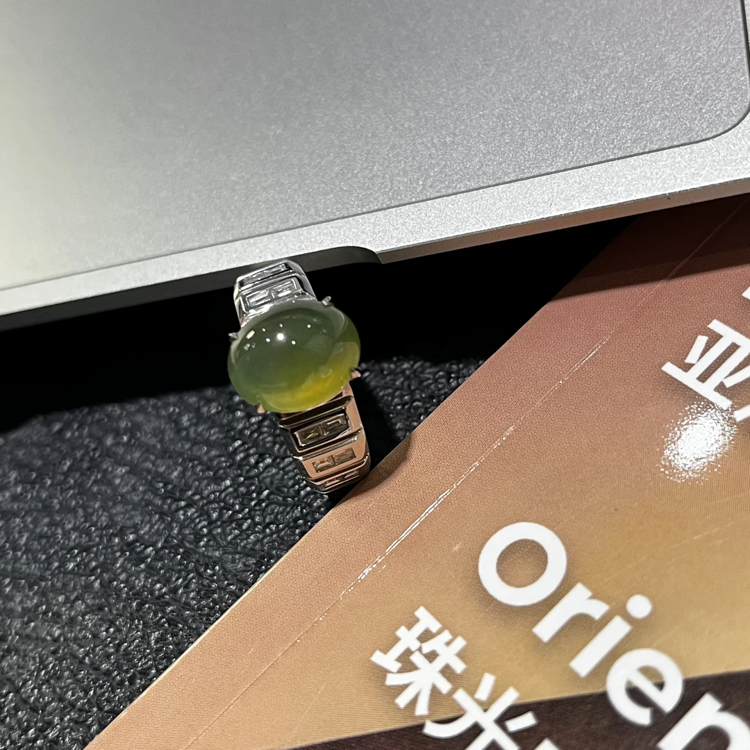 优翠珠宝18K金冰绿茶翡翠蛋面戒指秋香色独特韵味男女可戴