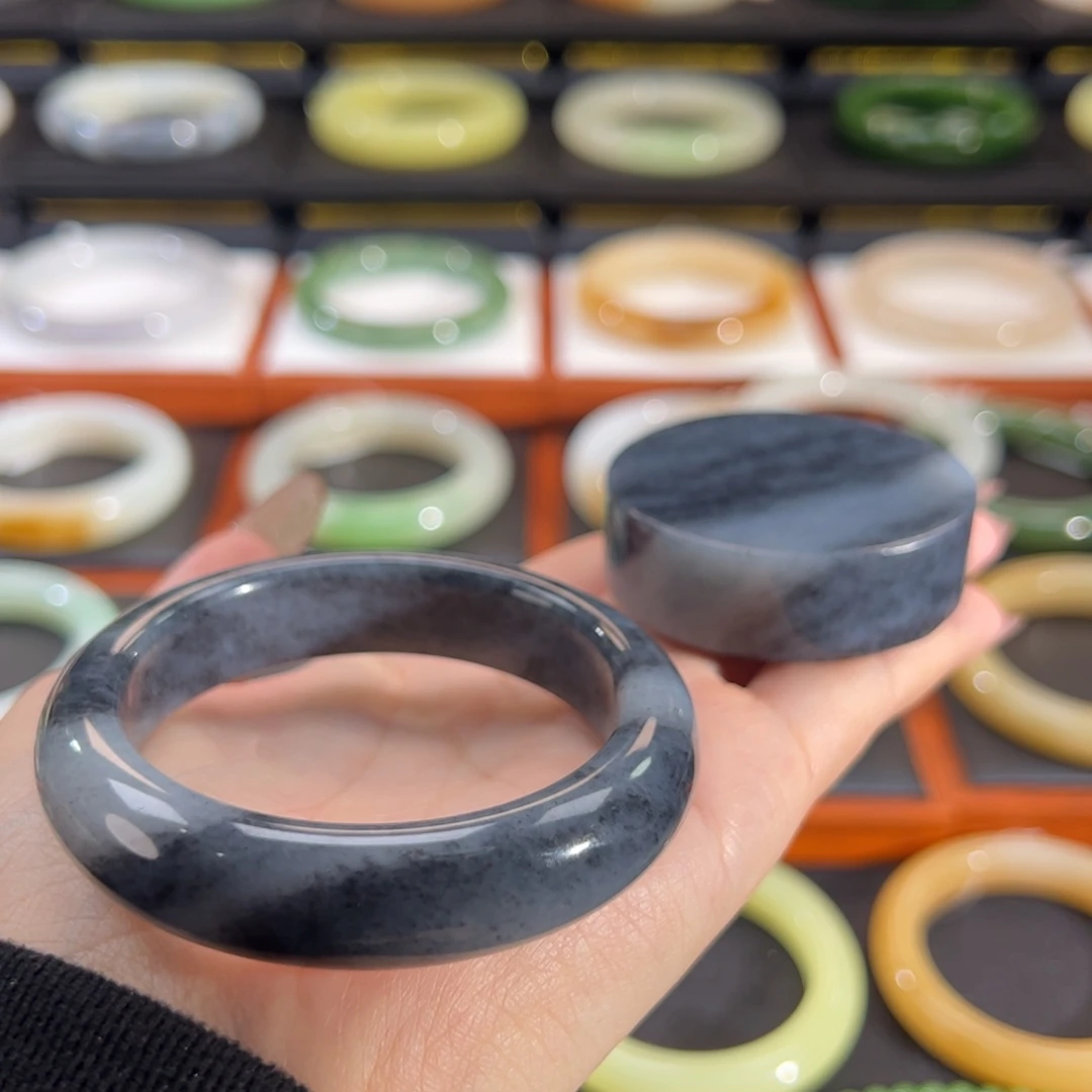 和田玉（墨玉）未镶嵌手镯山水青花