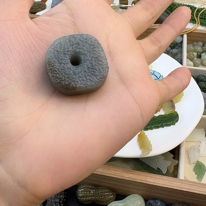 向***生颈饰未镶嵌和田玉