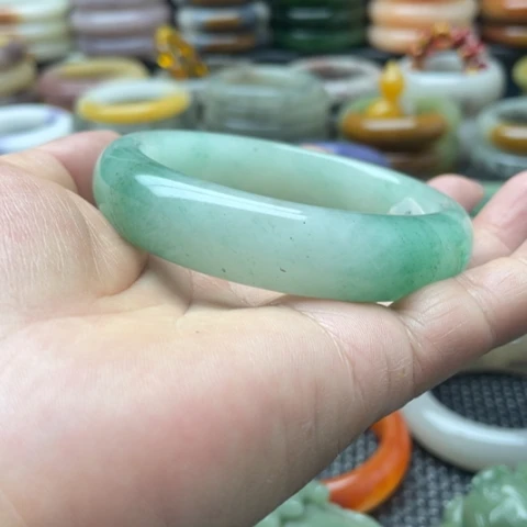 成***静石英岩玉未镶嵌手镯