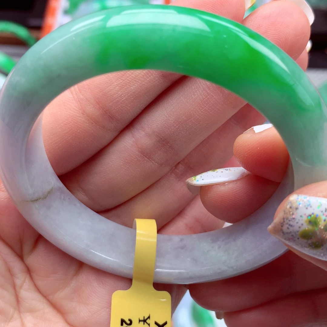 翡翠手镯未镶嵌翡翠