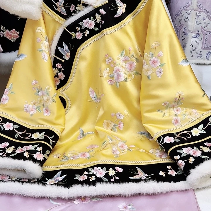 织绣真丝金色斜襟重工棉服