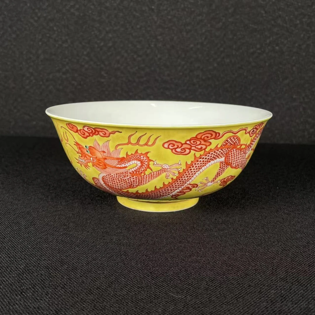 黄地矾红彩云龙纹碗