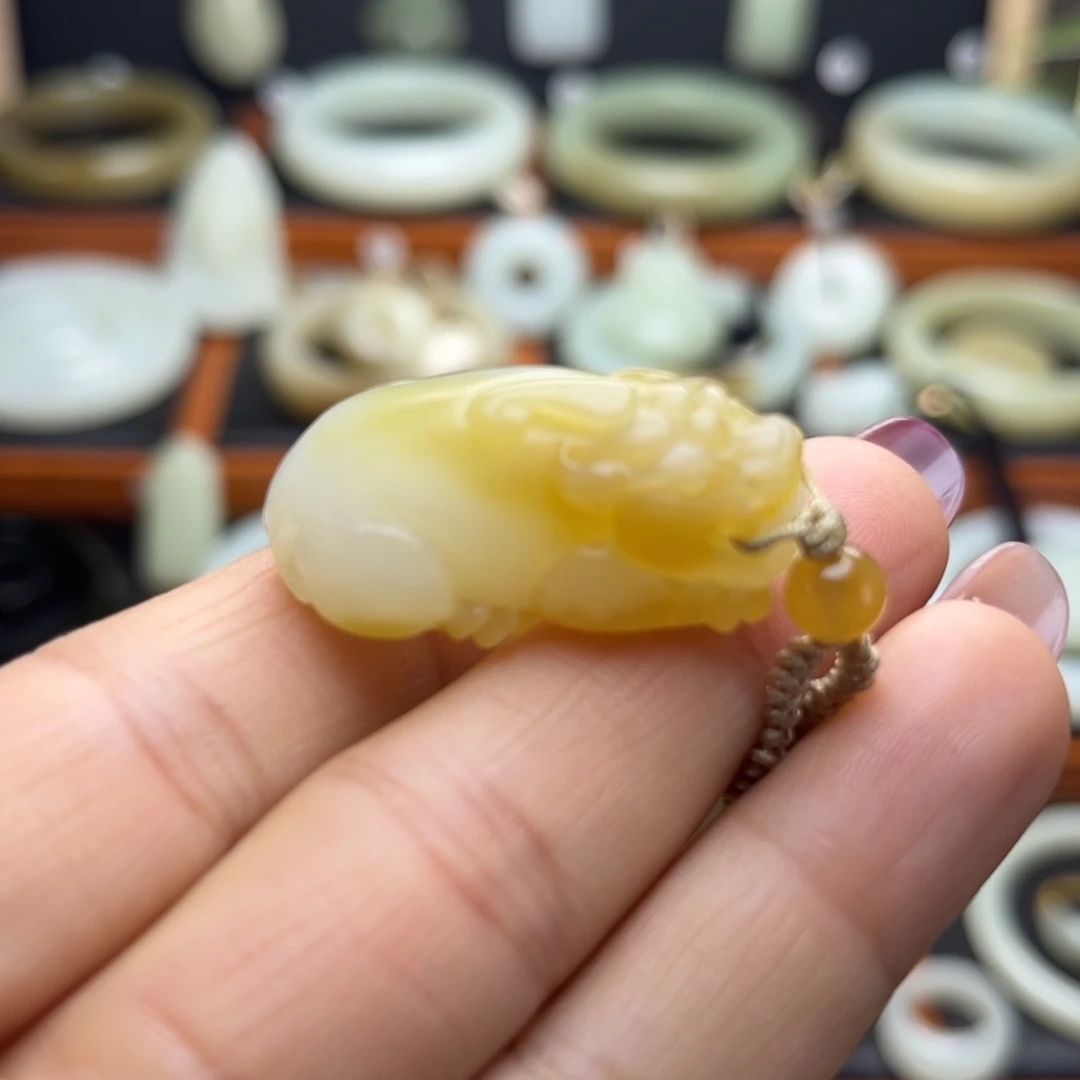 和田玉（糖玉）未镶嵌颈饰且末貔貅