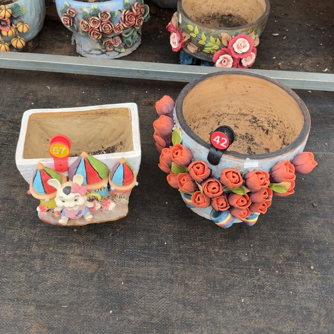 57。 42。  花盆两个瑕