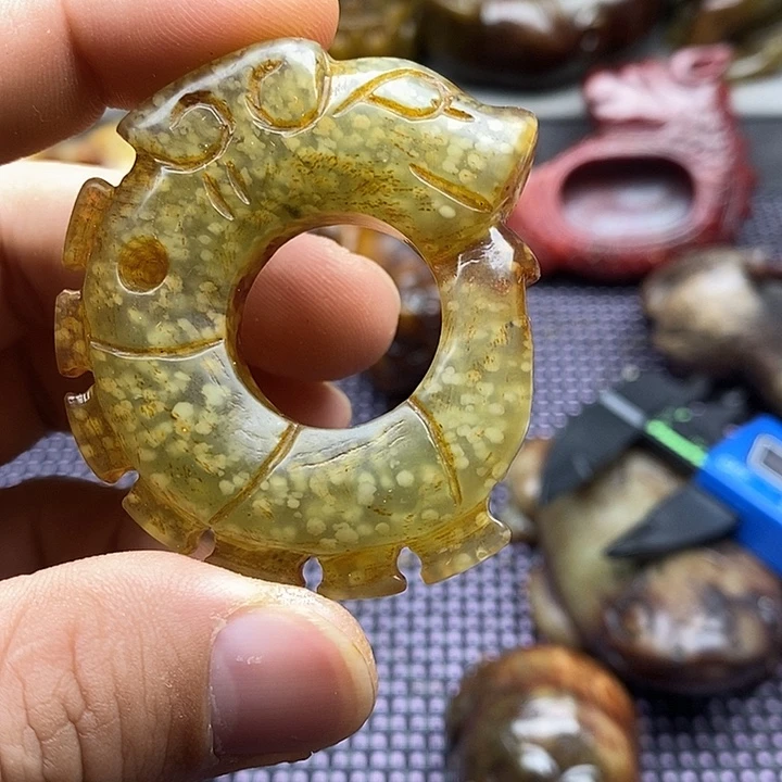 蛇纹石玉未镶嵌颈饰