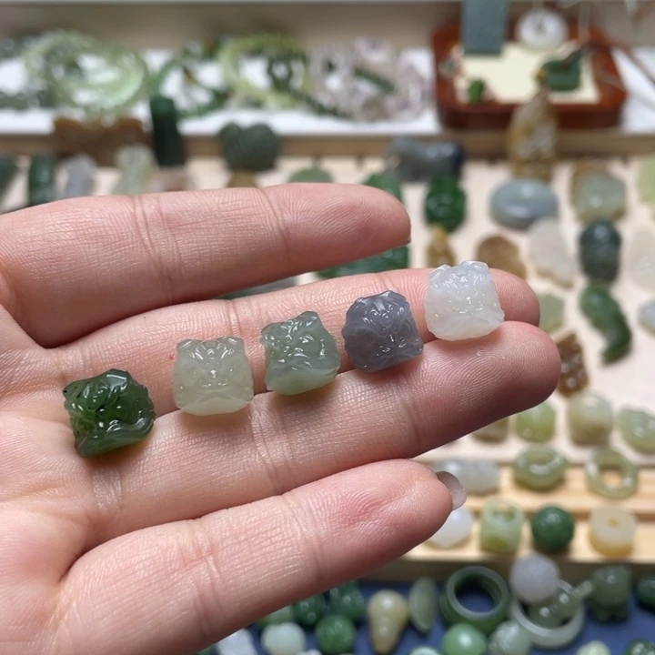 颈饰未镶嵌和田玉一个