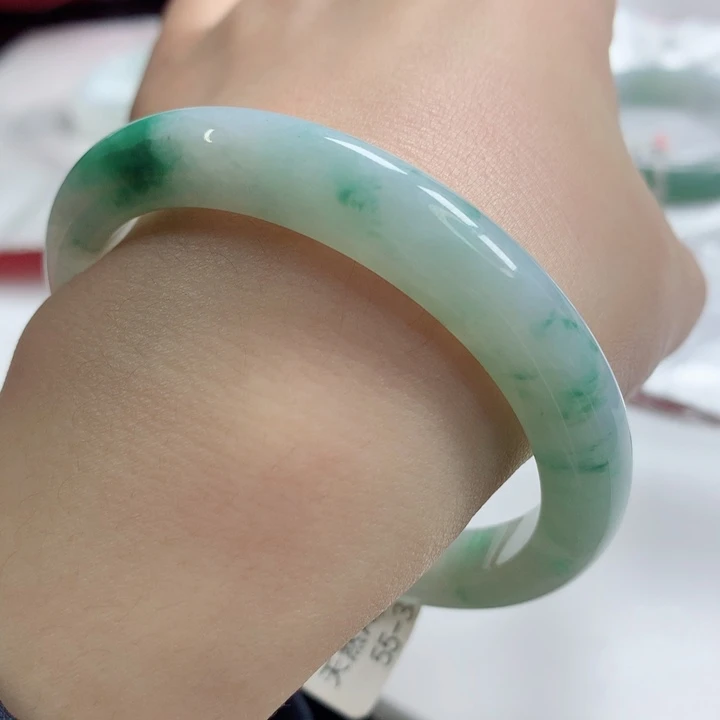 翡翠手镯未镶嵌白底青冰飘阳绿正圈美人条高货包容捡漏款