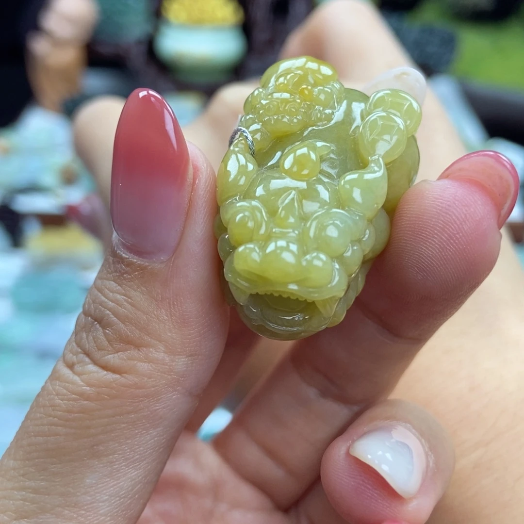 翡翠未镶嵌颈饰鸡油黄 子母貔貅