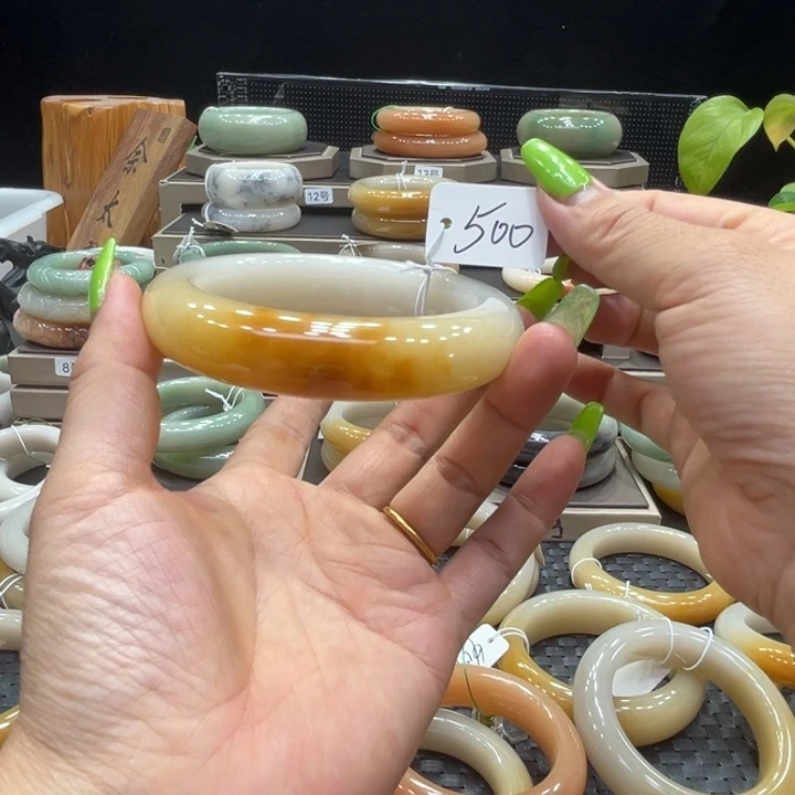 微***笑石英质玉手镯未镶嵌