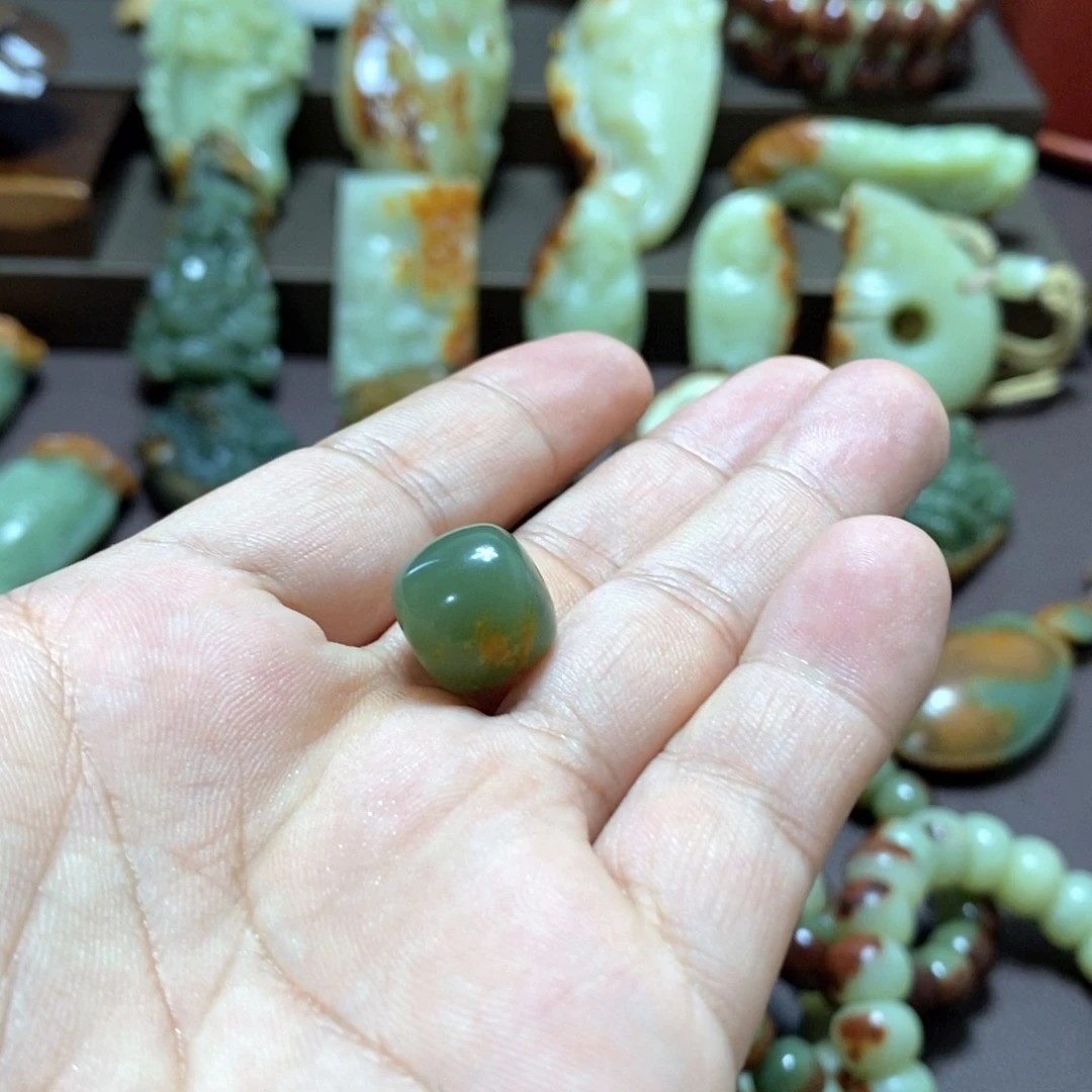 侯***歌透闪石质玉未镶嵌手链单珠