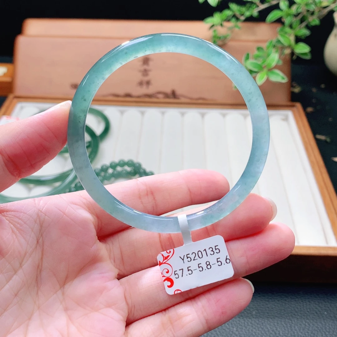 翡翠未镶嵌手镯（圆镯）
