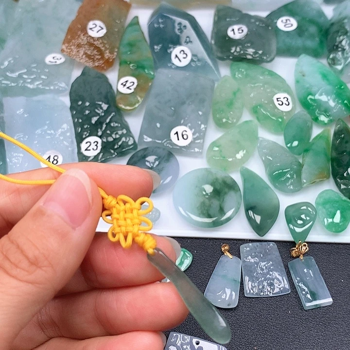 翡翠未镶嵌颈饰随型