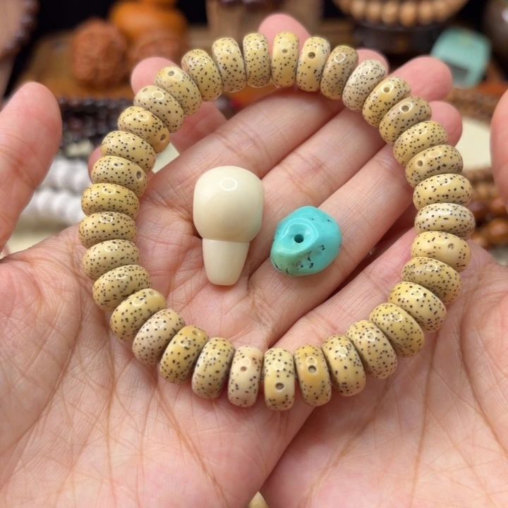 酱***饭星月菩提吊坠鸡油黄