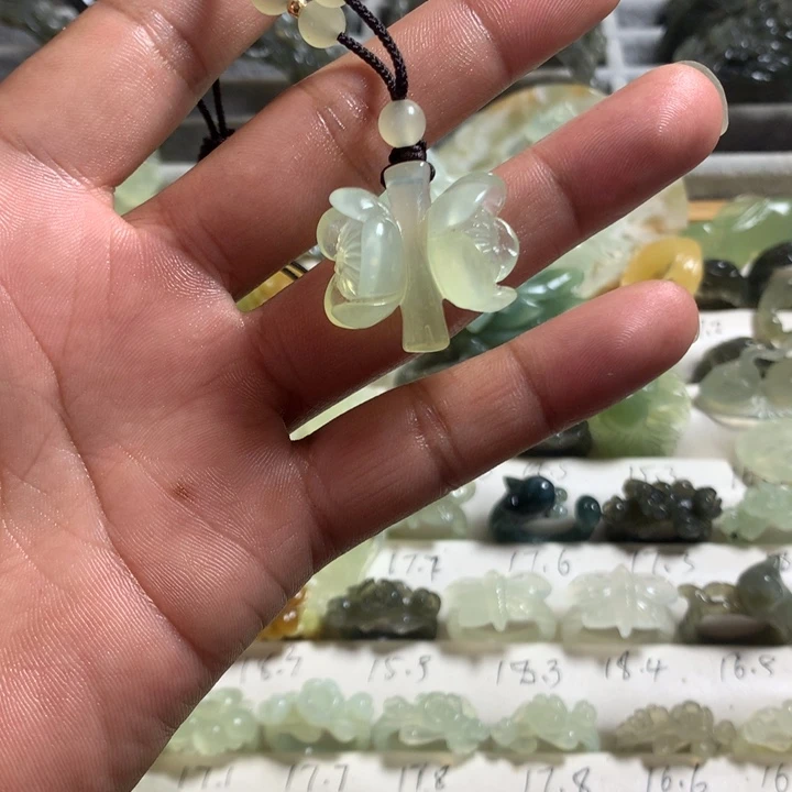 蛇纹石玉未镶嵌颈饰梅花