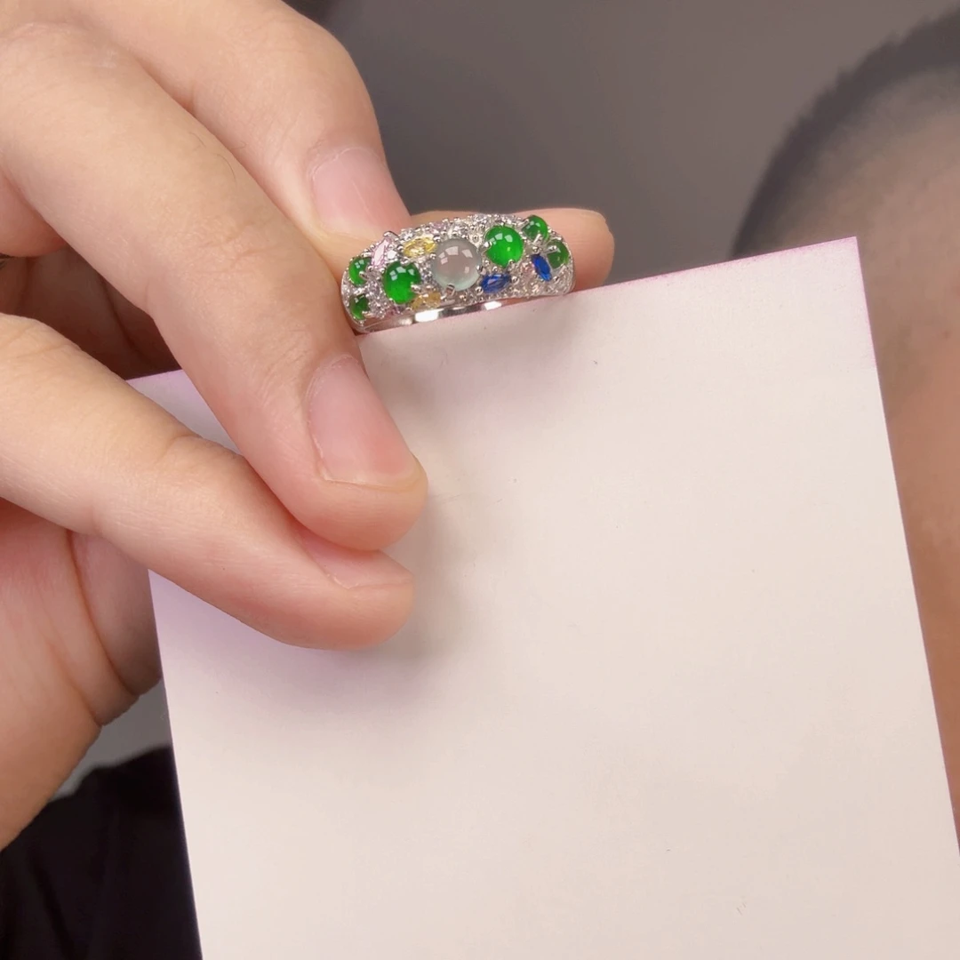 翡翠未镶嵌颈饰一件