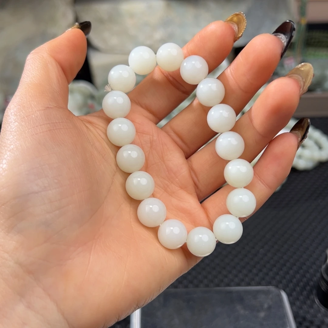 小***花和田玉未镶嵌颈饰