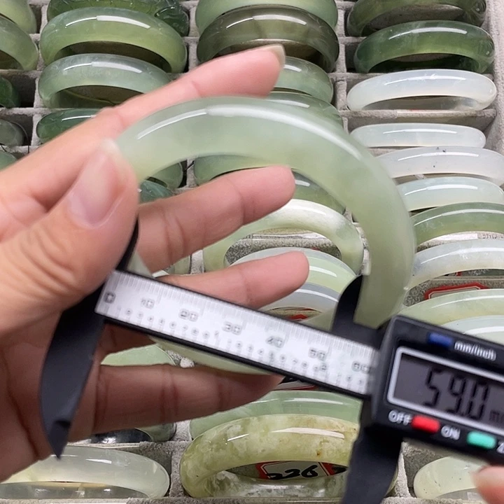 蛇纹石玉未镶嵌手镯210
