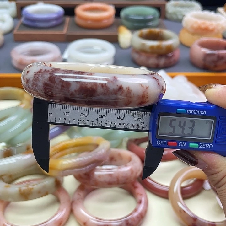 未镶嵌石英岩玉珠宝奇石