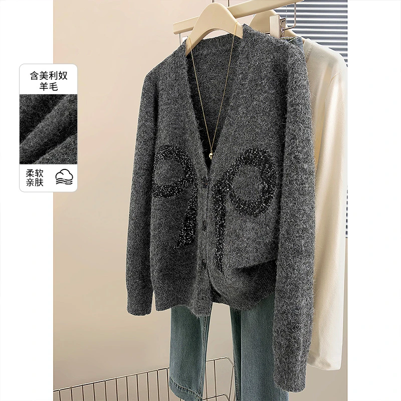 她池2025绵羊毛冬新款女宽松款长袖短款V领单排扣针织衫T53F0003Z