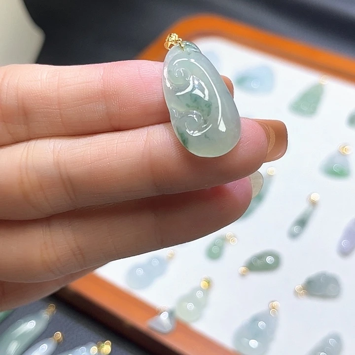翡翠18K金镶嵌颈饰
