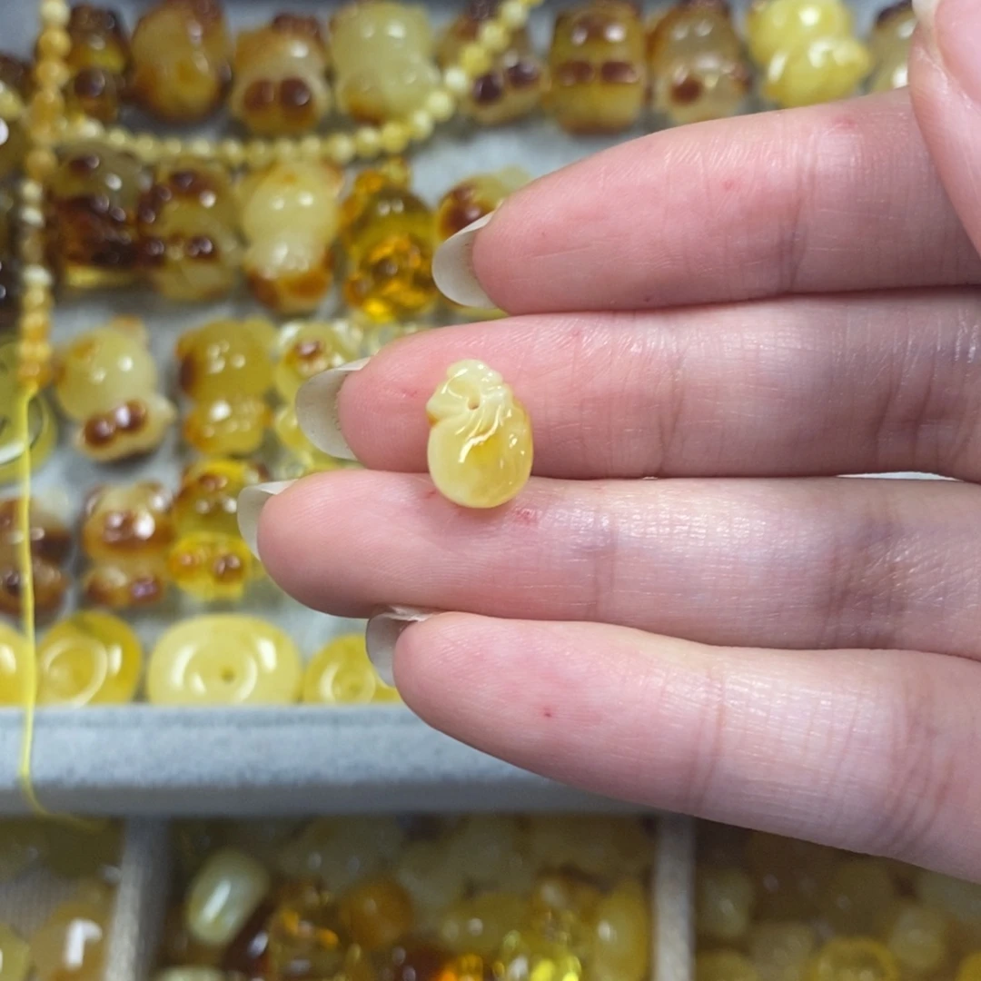 未镶嵌颈饰蜜蜡桃*钱袋