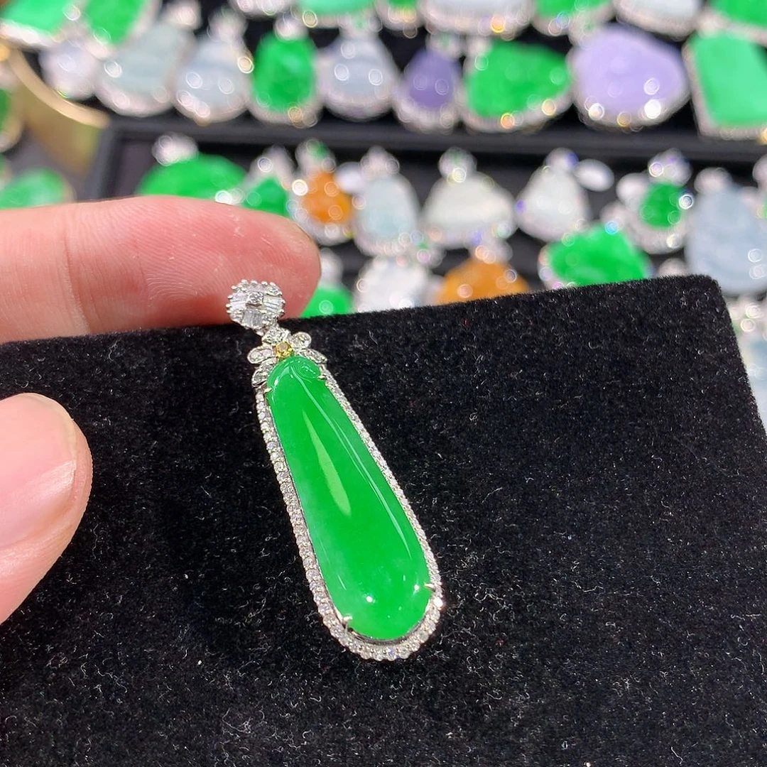 翡翠18K金镶嵌颈饰