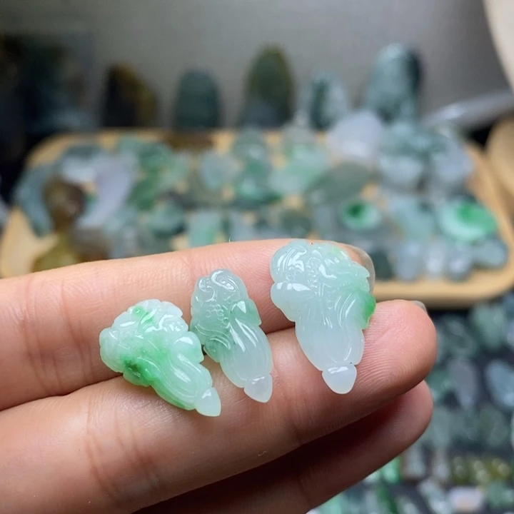 颈饰未镶嵌翡翠白菜一个