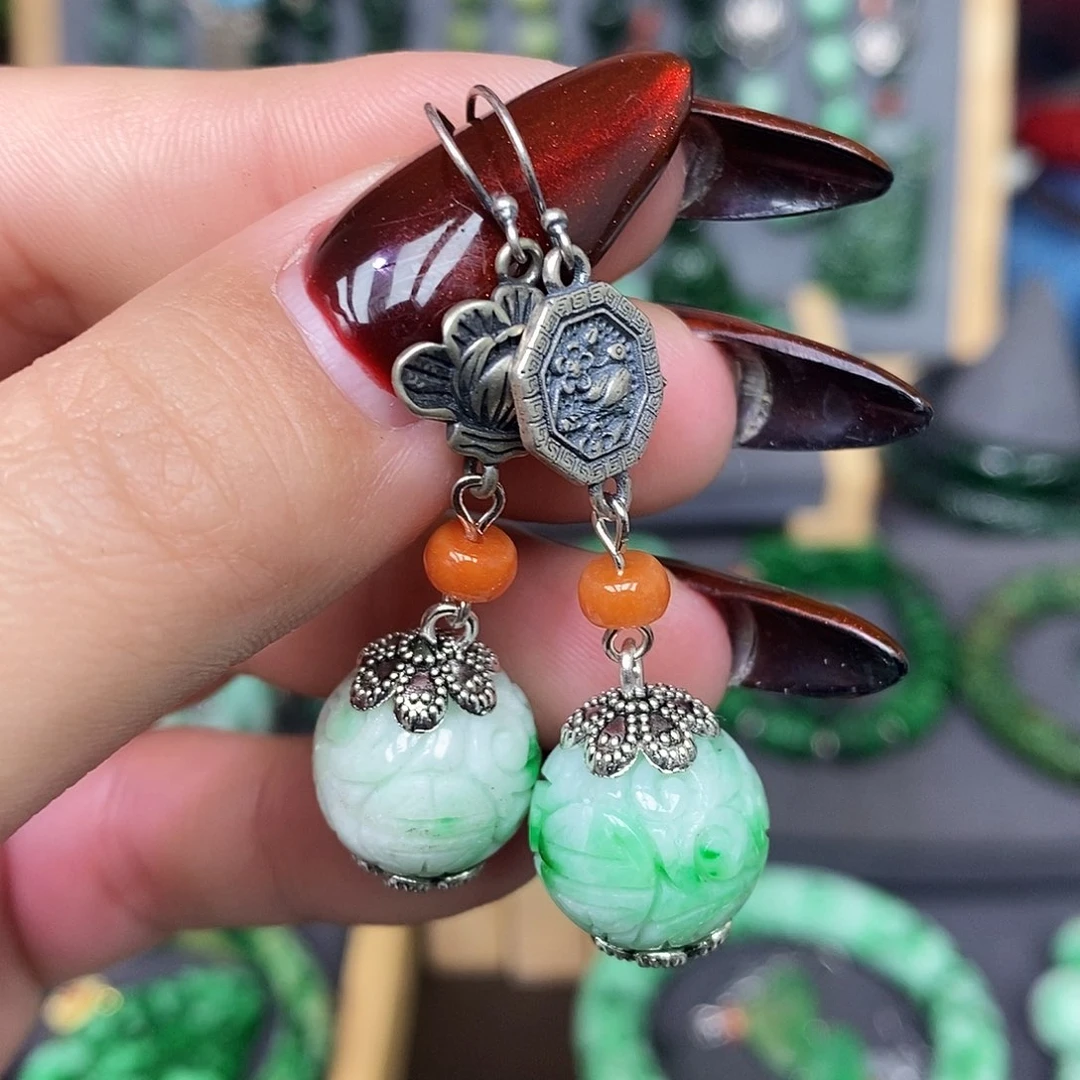 未镶嵌翡翠耳饰漂亮美眉