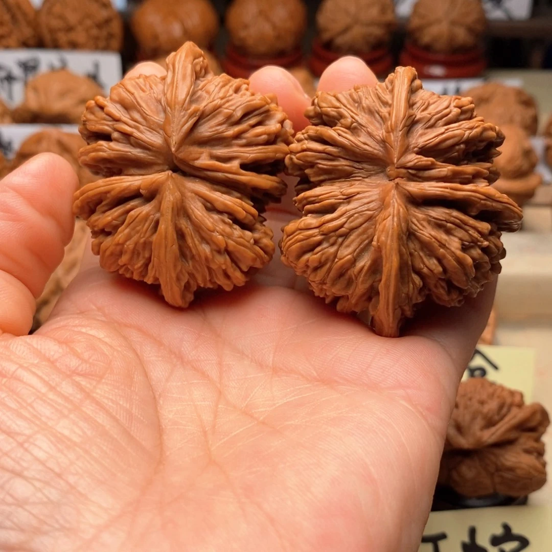 吕***年文玩核桃把件楼子球连