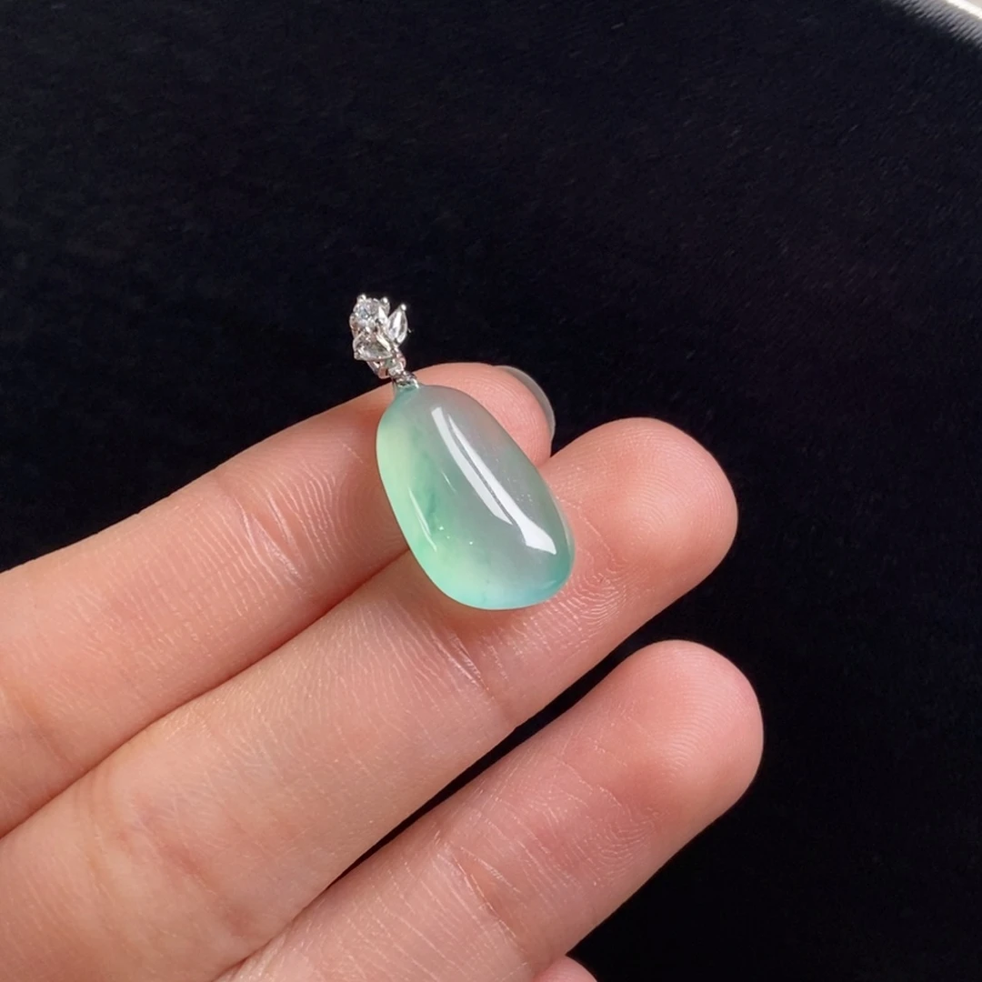 翡翠18K金镶嵌颈饰湖水绿翡翠福瓜吊坠