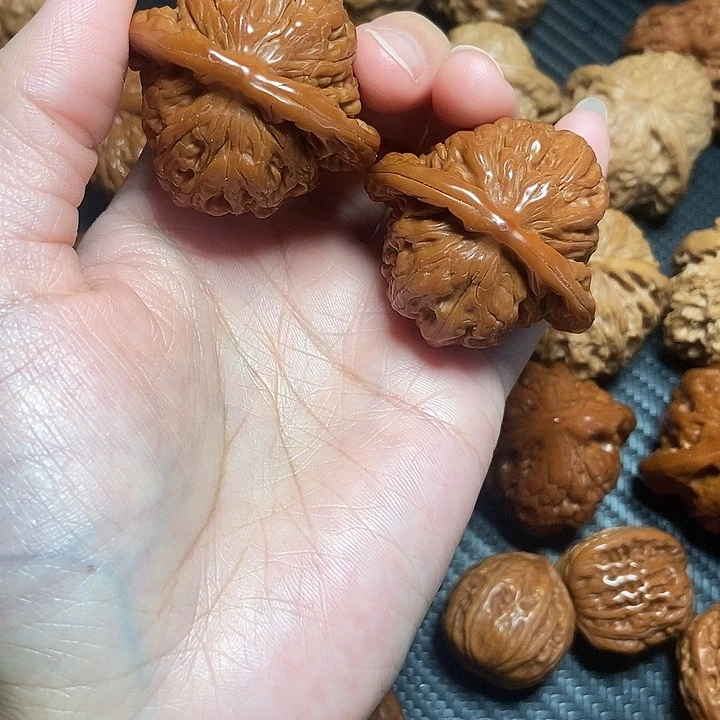 文玩核桃吊坠41四座楼。  微瑕