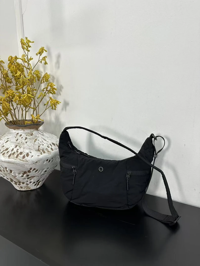 【慕懿时袋】大容量轻便饺子包休闲简约旅行包百搭单肩斜挎包31021