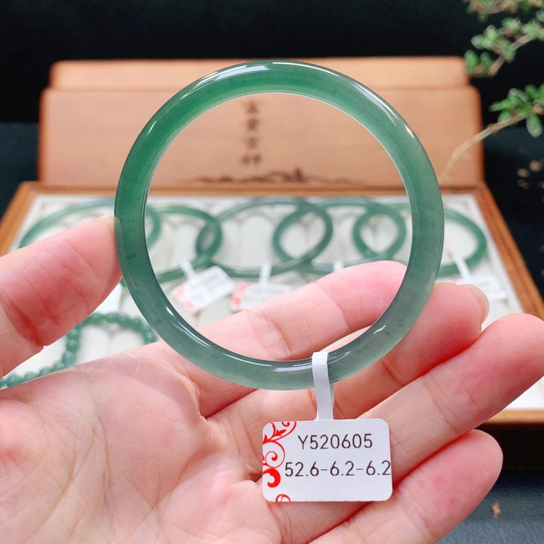 翡翠手镯（圆镯）未镶嵌