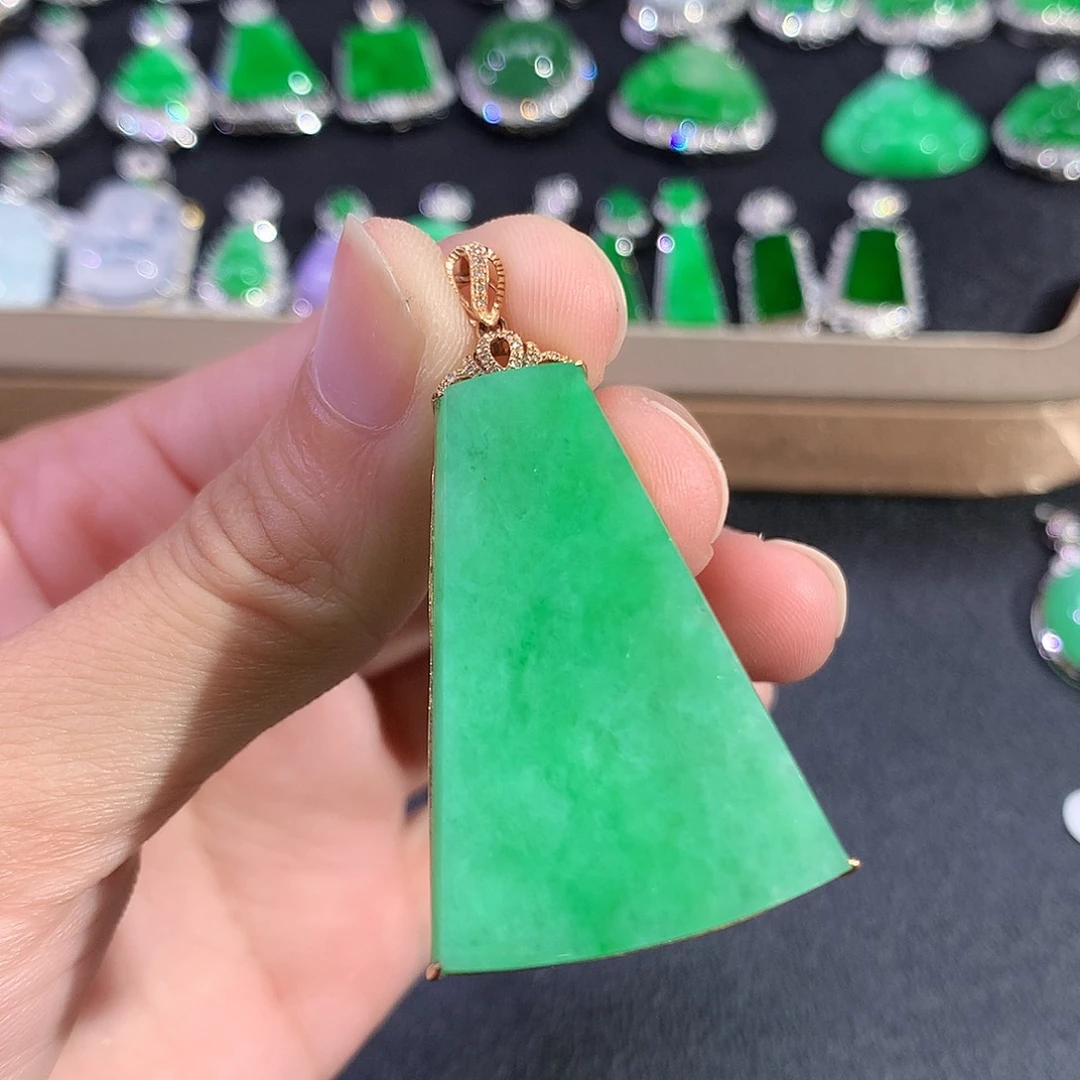 翡翠18K金镶嵌吊坠(赠链)