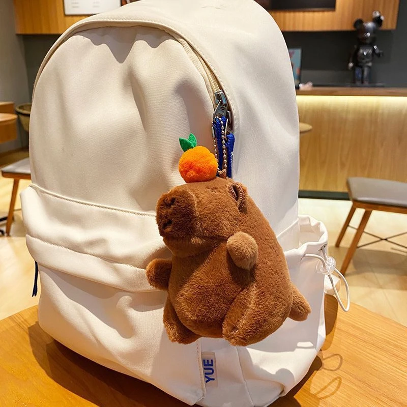 创意毛绒柿子摇尾巴卡皮巴拉钥匙扣卡通书包小挂件情侣可爱娃娃