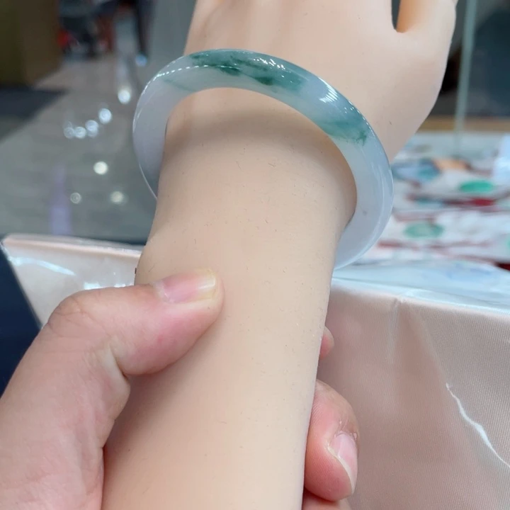 翡翠手镯未镶嵌手镯