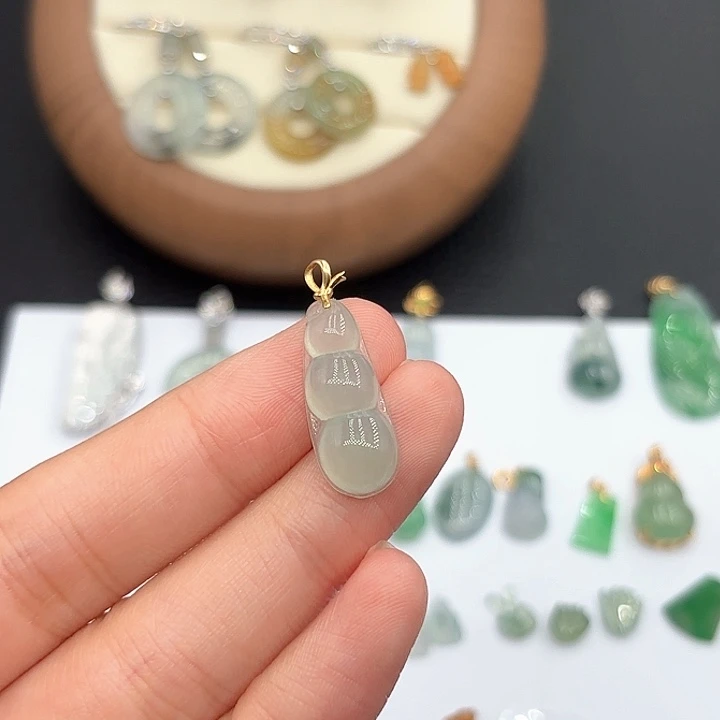 颈饰18K金镶嵌翡翠福豆