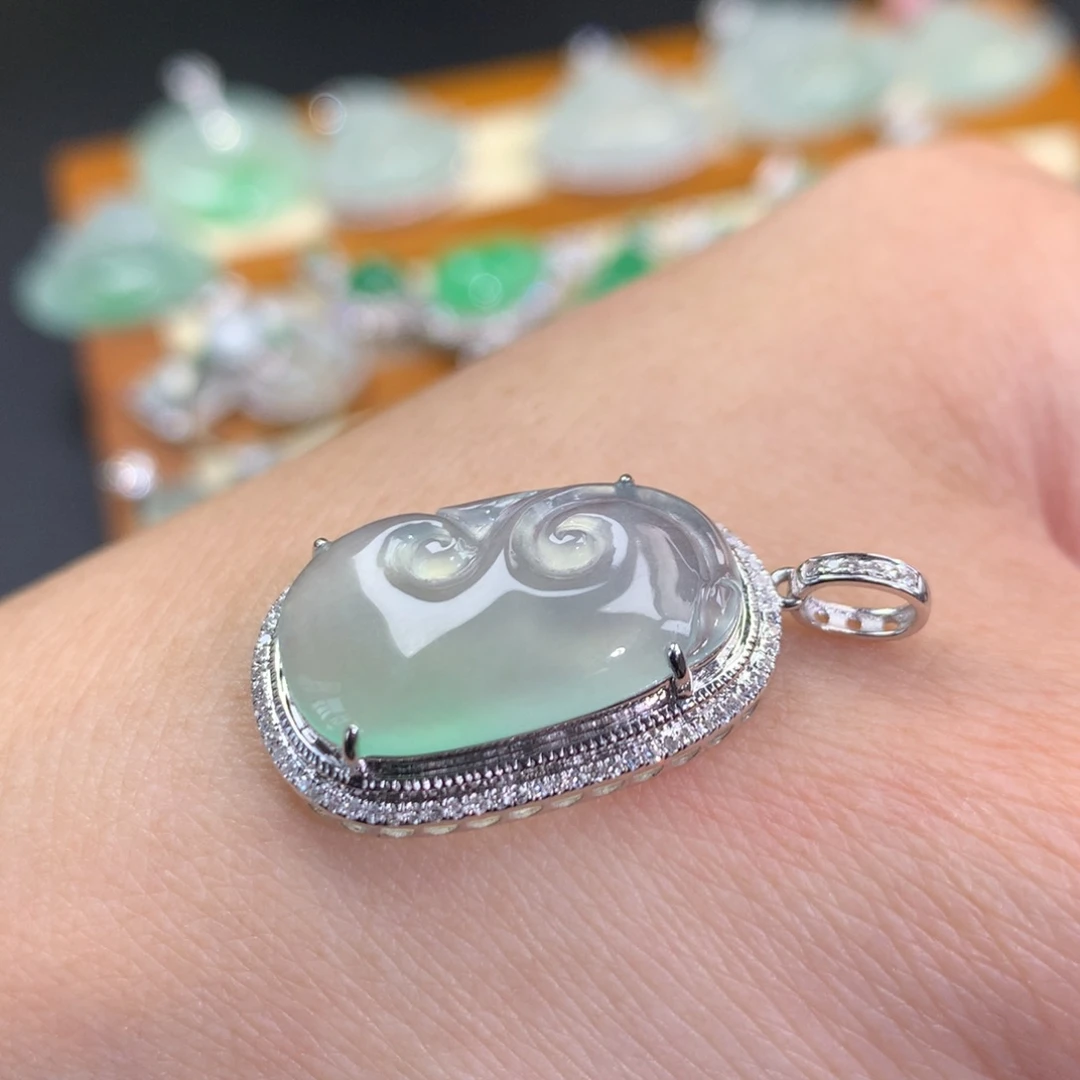 翡翠颈饰18K金镶嵌如意