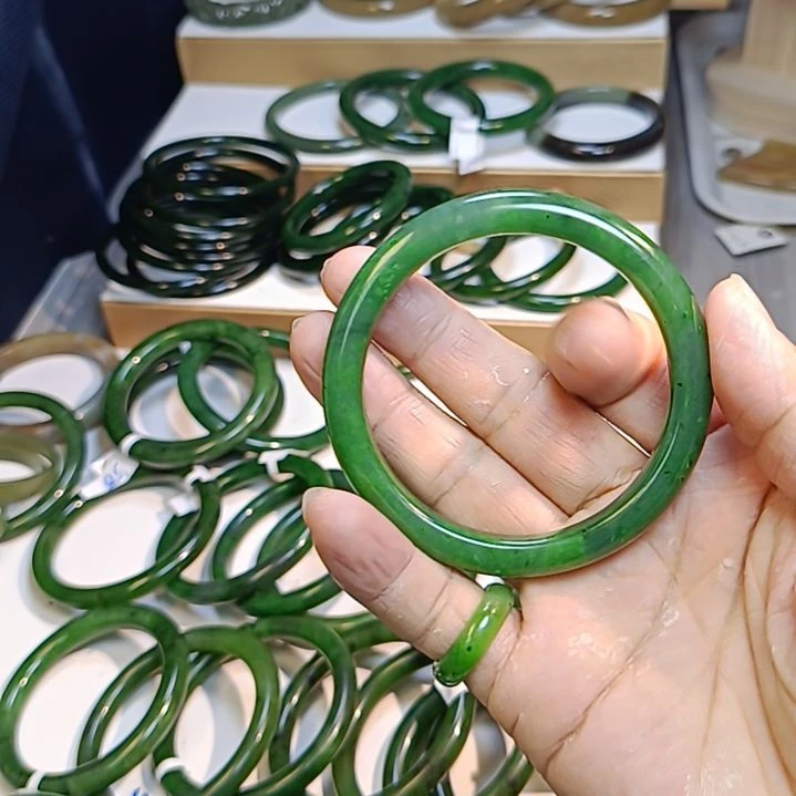 瑶***柜和田玉（糖玉）未镶嵌手镯