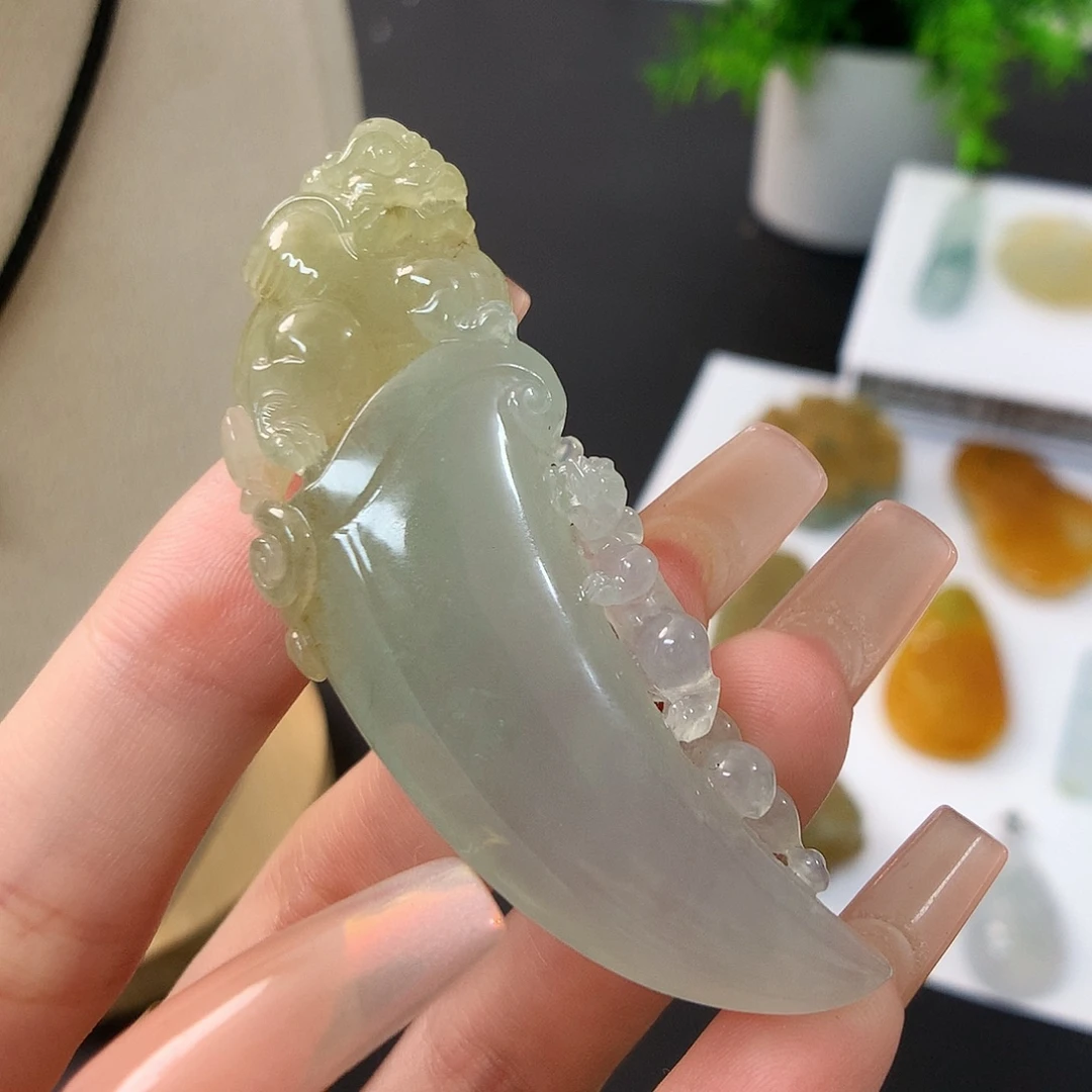 颈饰未镶嵌翡翠龙牙