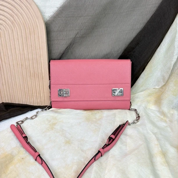 95新 Prada/普拉达 粉色十字纹链条斜挎包