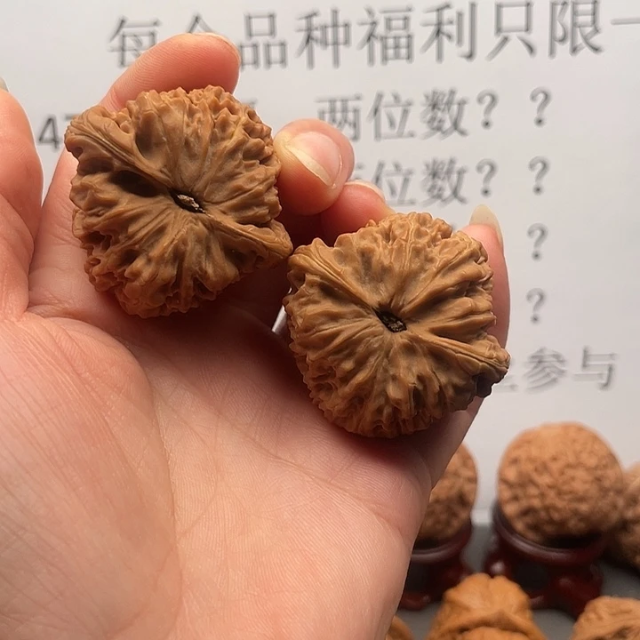 吊坠文玩核桃南疆石，有黄